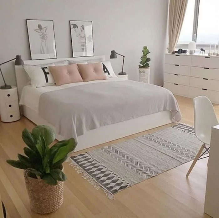 Chambre préparée avec lit fait