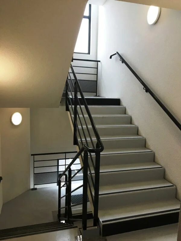 Escalier d'immeuble nettoyé