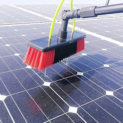Nettoyage de panneaux solaires à la perche